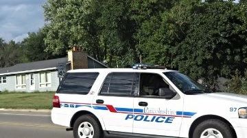 Las autoridades creen que una fuga de monóxido de carbono o de cloro es responsable de que una pareja se desmaye en la piscina en el 445 al sur de Village Green.