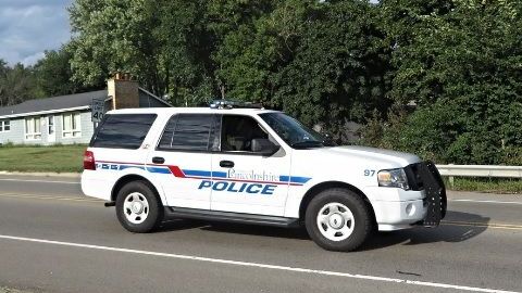 Las autoridades creen que una fuga de monóxido de carbono o de cloro es responsable de que una pareja se desmaye en la piscina en el 445 al sur de Village Green.