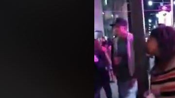 La chica se comió a besos al poste, pensando que era su novio.