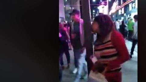 La chica se comió a besos al poste, pensando que era su novio.