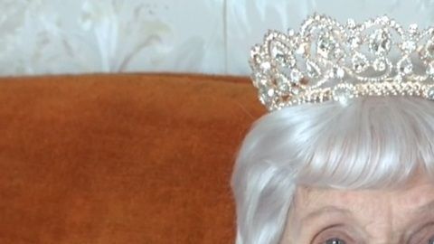 Helen Danis con su corona