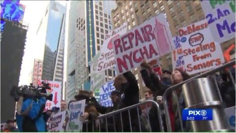 Reclamos contra De Blasio en Times Square