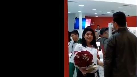 La joven no tomó de buena manera este romántico detalle.