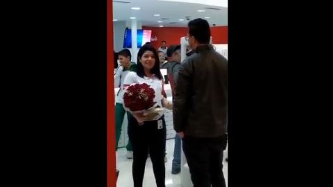 La joven no tomó de buena manera este romántico detalle.