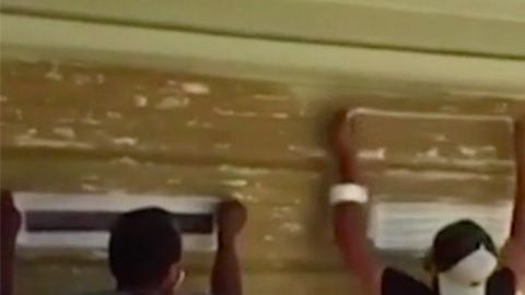 Los inmigrantes le dieron una mano a una pareja de ancianos.