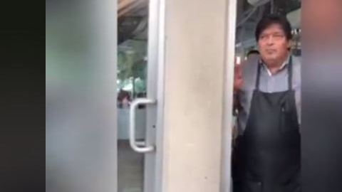 Pese a la presencia de la policía, el dueño continuó ofendiendo a la pareja.