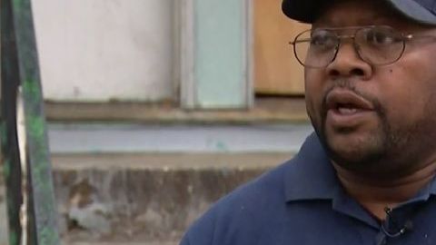 El Reverendo Leron Morris quien también es un veterano del Ejército de Estados Unidos dijo que la Policía al menos debió disculparse por lo que hicieron en su hogar.