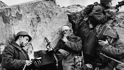 Soldados del frente bielorruso durante un breve respiro en la II GM.