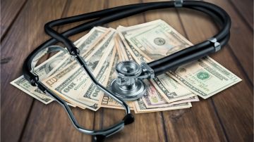 La mayor parte de los seguros de salud incluyen costosos deducibles./Shutterstock