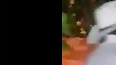 La pareja fue atrapada en la calle.