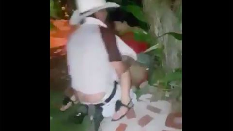 La pareja fue atrapada en la calle.