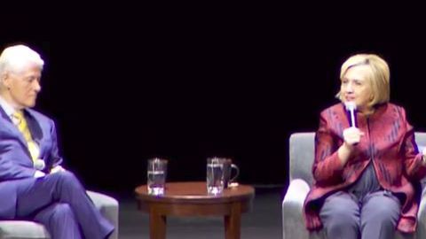 La propia Clinton contestó indirectamente al hombre que la increpó.