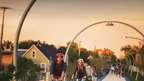 Un hombre murió y otras dos personas resultaron heridas el martes en un tiroteo en el sendero 606 en el vecindario de Logan Square.