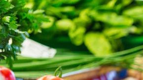 Compra alimentos naturales, que no vengan empacados. Ayudarás a reducir basura y ganarás calidad.