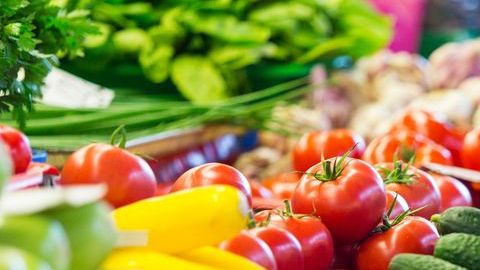 Compra alimentos naturales, que no vengan empacados. Ayudarás a reducir basura y ganarás calidad.