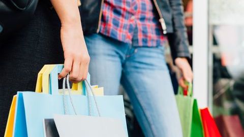 Existe un gran número de féminas que quieren compensar su estado anímico con las compras.