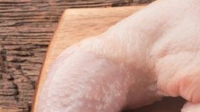 Mucho cuidado al manipular o comer pollo crudo.