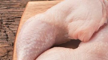 Mucho cuidado al manipular o comer pollo crudo.