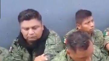 Los soldados fueron desarmados.