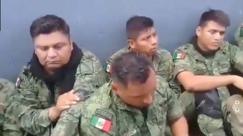 Los soldados fueron desarmados.