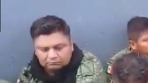 Los soldados fueron desarmados.