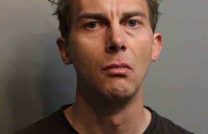 Alexander P. Sowa de 34 años residente de Wheeling fue acusado secuestrar y agredir sexualmente a una pasajera.