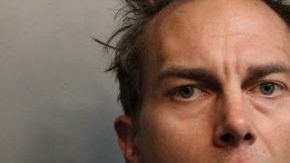 Alexander P. Sowa de 34 años residente de Wheeling fue acusado secuestrar y agredir sexualmente a una pasajera.