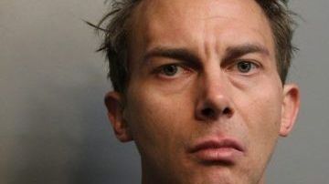 Alexander P. Sowa de 34 años residente de Wheeling fue acusado secuestrar y agredir sexualmente a una pasajera.