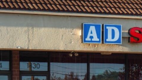 El AD Spa, en el 1430 al oeste de Army Trail Road se cerró inmediatamente después de la decisión del alcalde Frank Saverino de revocar la licencia del salón.