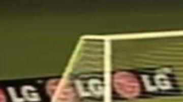 El artillero australiano Archie Thompson y uno de sus 13 goles a Samoa.