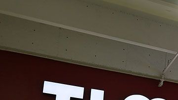 Cuando las otras tiendas tienen que subir sus precios, estas tiendas se convierten en una mejor opción para los que tienen un presupuesto ajustado.