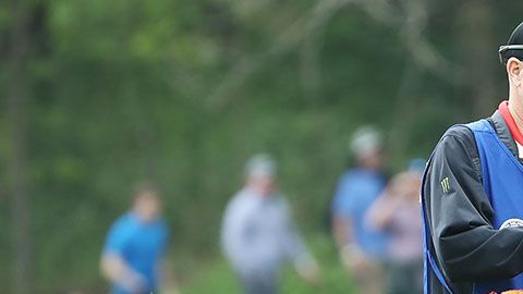 Para algunos, tener la oportunidad de ayudar a Woods a cargar sus palos vale decenas de miles de dólares.