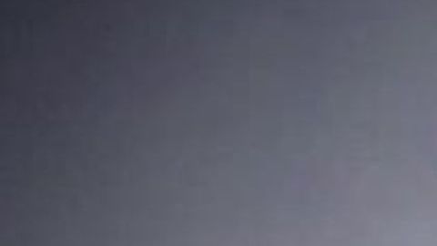 El convicto toca el trombón.