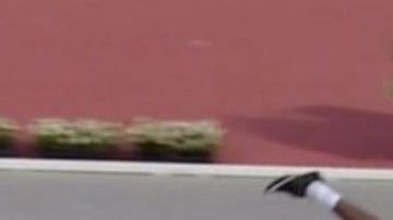 El 'clavado' del corredor Infinite Tucker en una carrera del SEC Championships.