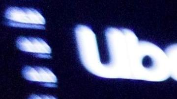 El director ejecutivo de Uber, Dara Khosrowshahi (c), toma una foto junto a uno de sus cofundadores durante la jornada de salida a bolsa. EFE/ Justin Lane