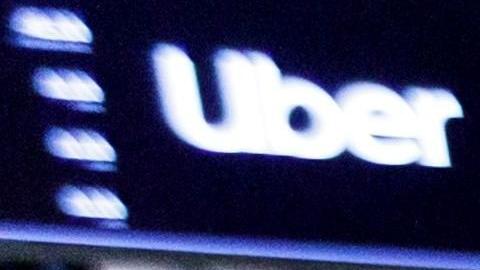 El director ejecutivo de Uber, Dara Khosrowshahi (c), toma una foto junto a uno de sus cofundadores durante la jornada de salida a bolsa. EFE/ Justin Lane