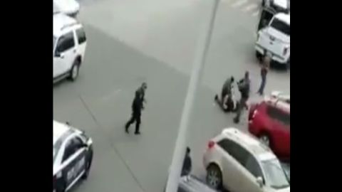 VIDEO: Sicarios balean a hombre en la ciudad fronteriza de Tijuana