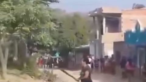 La mujer, con machete en mano, amenazó a la vecina.