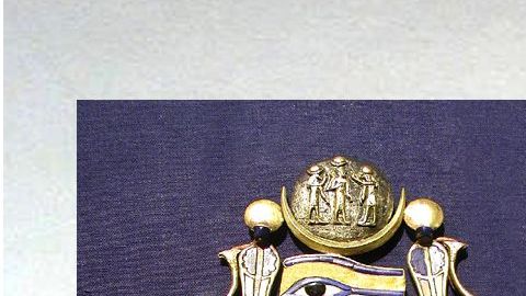 Combo de cristal amarillo del desierto y una joya de la tumba de Tutankamon.