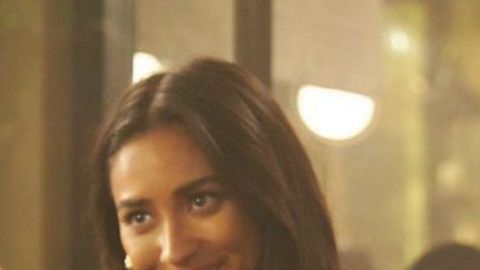 Shay Mitchell y Elizabeth Lail en "You"