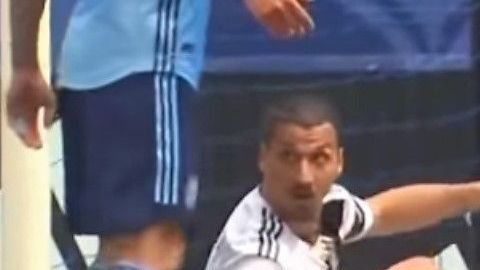 El conato de bronca entre Zlatan Ibrahimovic del LA Galaxy y el portero Sean Johnson del NYFC.