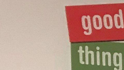 David y Kris Smith sonríen luego de reclamar su premio Mega Millions.