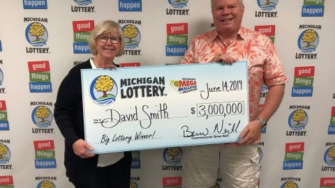 David y Kris Smith sonríen luego de reclamar su premio Mega Millions.