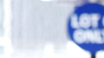 08/31/18 / LOS ANGELES/ Travelers make their way through Los Angeles International Airport (LAX).  LAX expects record travel this Labor Day weekend. (Aurelia Ventura/La Opinion)