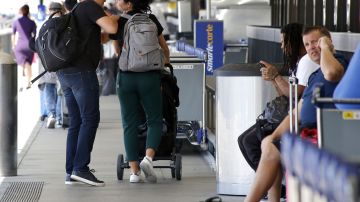 08/31/18 / LOS ANGELES/ Travelers make their way through Los Angeles International Airport (LAX).  LAX expects record travel this Labor Day weekend. (Aurelia Ventura/La Opinion)
