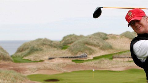Donald Trump en el campo de golf situado cerca de Aberdeen, en Escocia.