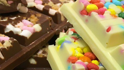 Piden aplicar un paquete sin colores a los productos azucarados.