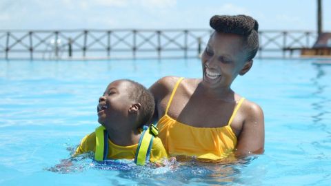Elly Kitaly lleva a su hijo a una clase de natación.
