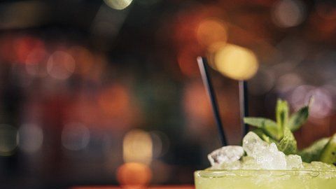 Los bares son sinónimos de alcohol, pero están cambiando.