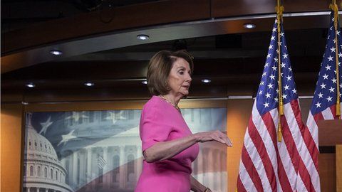 Nancy Pelosi ha encontrado una buena forma de resistir a los ataques de Trump.